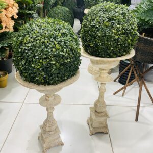 Set of topiyaries